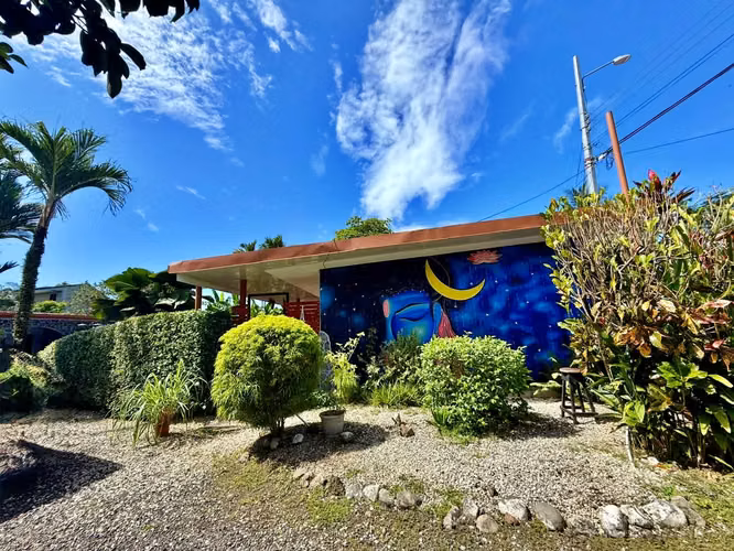 Venta de casa hostel c/piscina y gimnasio, Jacó, Garabito. (MV)