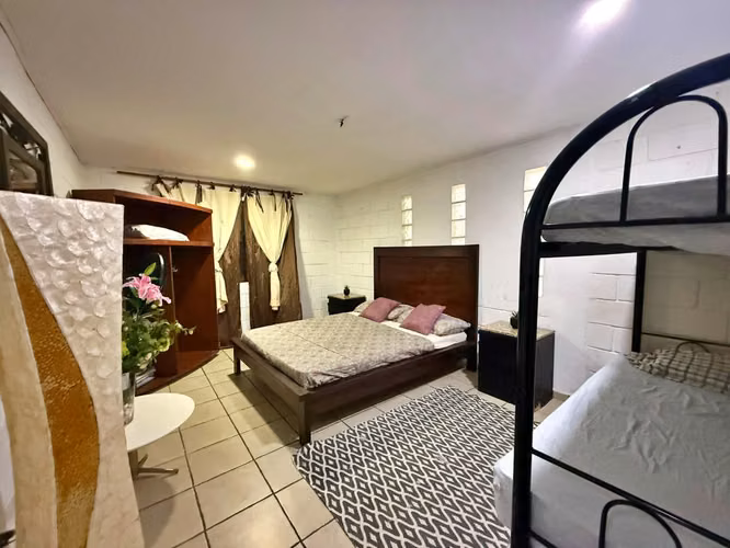 Venta de casa hostel c/piscina y gimnasio, Jacó, Garabito. (MV)