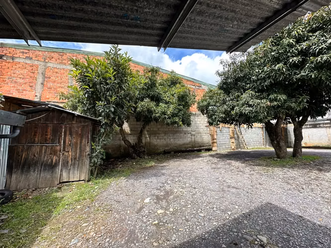Lote Esquinero en el Corazón de Santa María de Dota