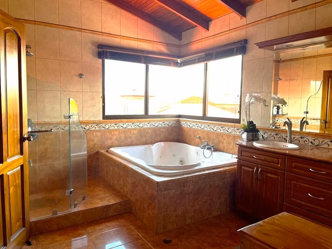 Venta de casa en Mercedes Heredia
