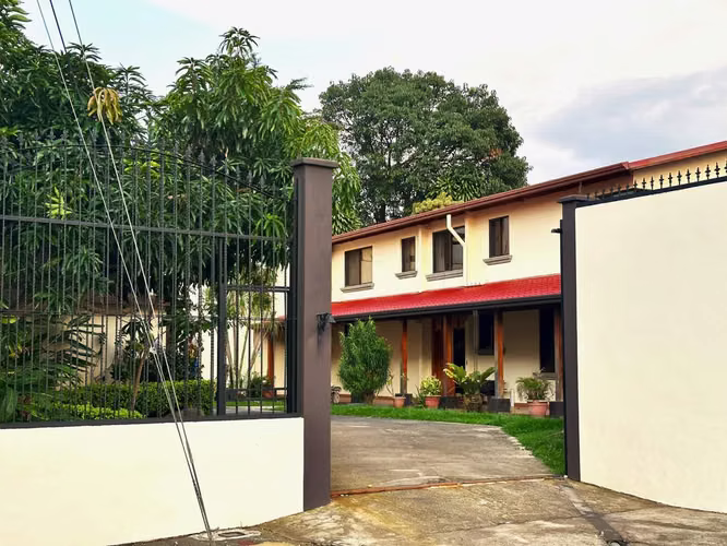 Venta de casa en Mercedes Heredia