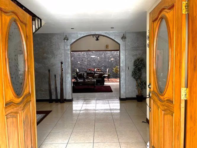 Venta de casa en Mercedes Heredia