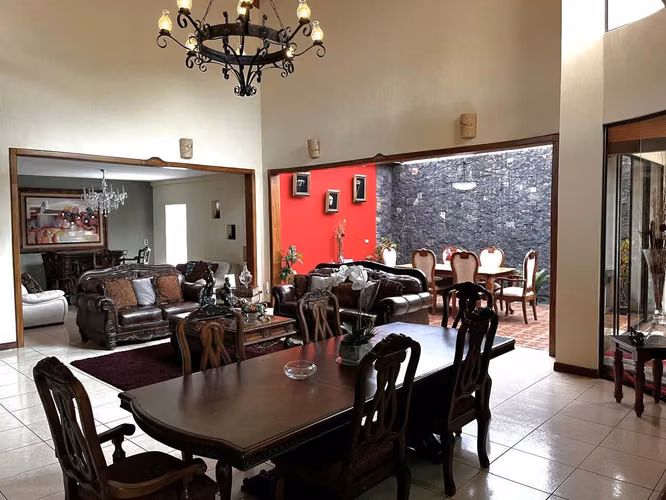 Venta de casa en Mercedes Heredia