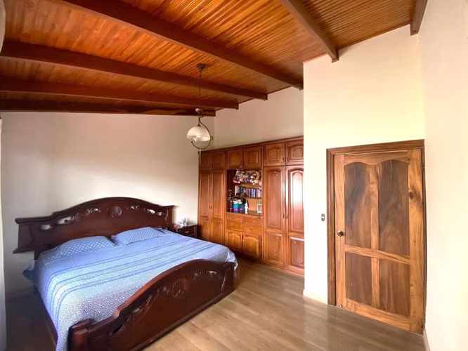 Venta de casa en Mercedes Heredia