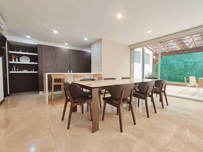 Venta de casa contemporánea en condominio - Santa Ana