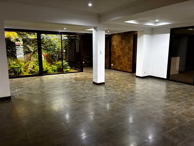 Venta de amplia propiedad en Lomas de Ayarco Sur 5894