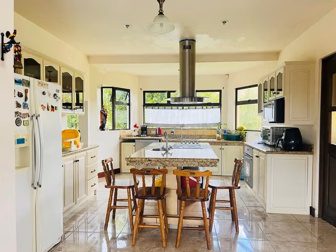Venta de casa en San Rafael de Coronado en lote de 2500 m2
