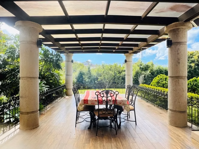 Venta de casa en San Rafael de Coronado en lote de 2500 m2