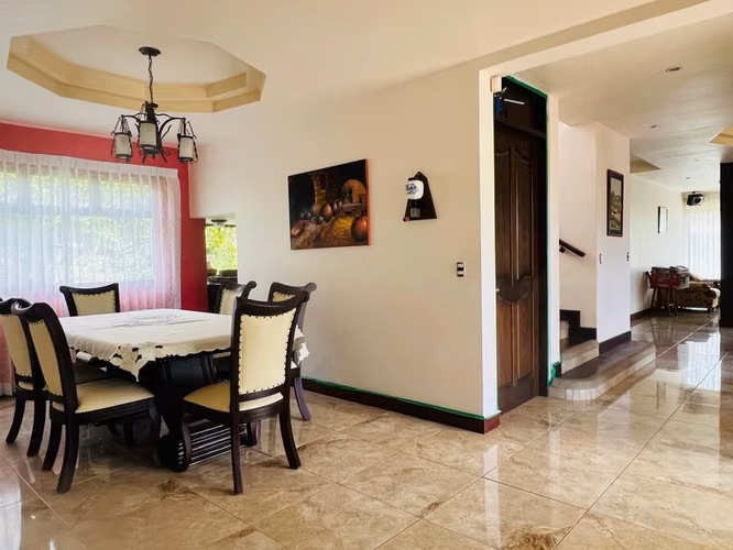 Venta de casa en San Rafael de Coronado en lote de 2500 m2