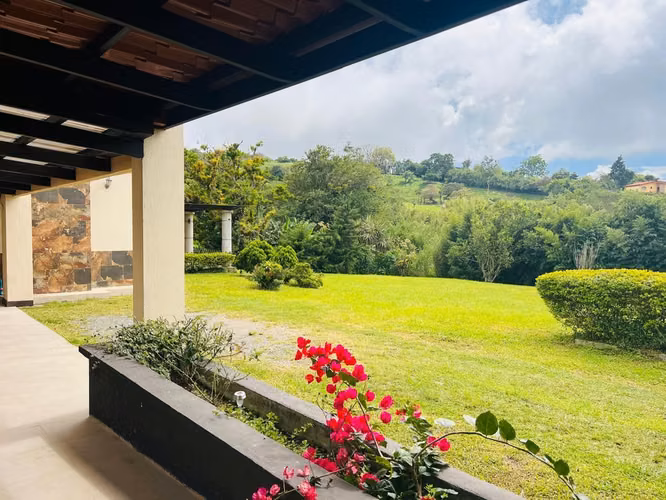 Venta de casa en San Rafael de Coronado en lote de 2500 m2