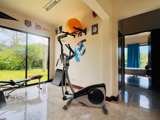 Venta de casa en San Rafael de Coronado en lote de 2500 m2