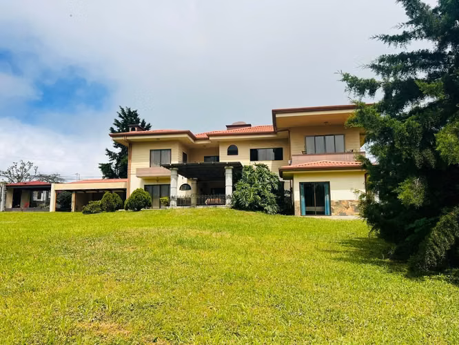 Venta de casa en San Rafael de Coronado en lote de 2500 m2