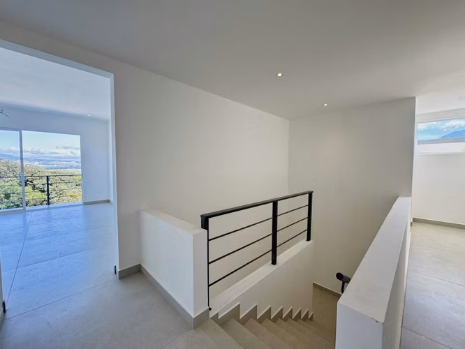ALQUILER/VENTA DE CASA NUEVA EN GUACHIPELIN