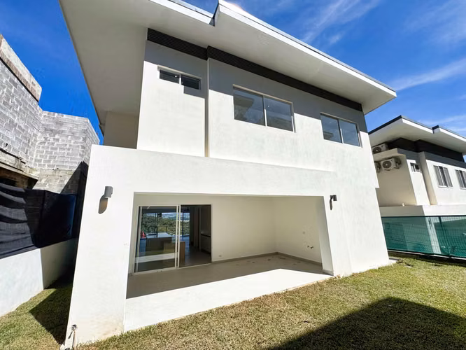 ALQUILER/VENTA DE CASA NUEVA EN GUACHIPELIN
