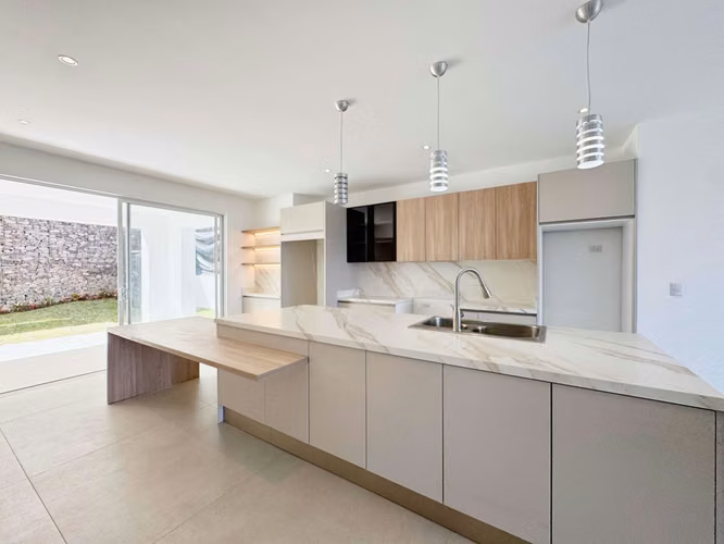 ALQUILER/VENTA DE CASA NUEVA EN GUACHIPELIN