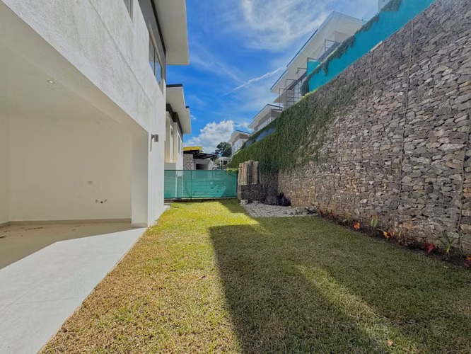 ALQUILER/VENTA DE CASA NUEVA EN GUACHIPELIN