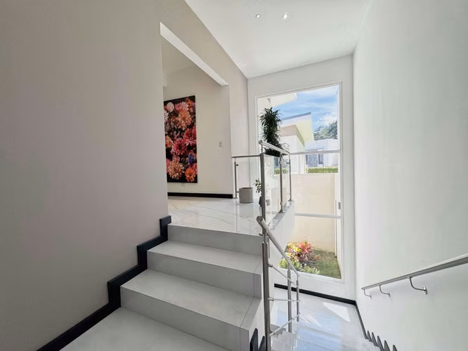 ALQUILER/VENTA DE CASA NUEVA EN GUACHIPELIN