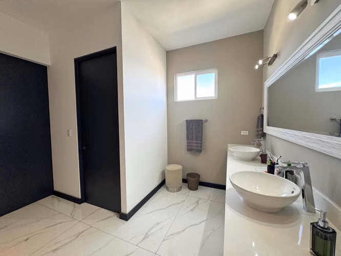 ALQUILER/VENTA DE CASA NUEVA EN GUACHIPELIN