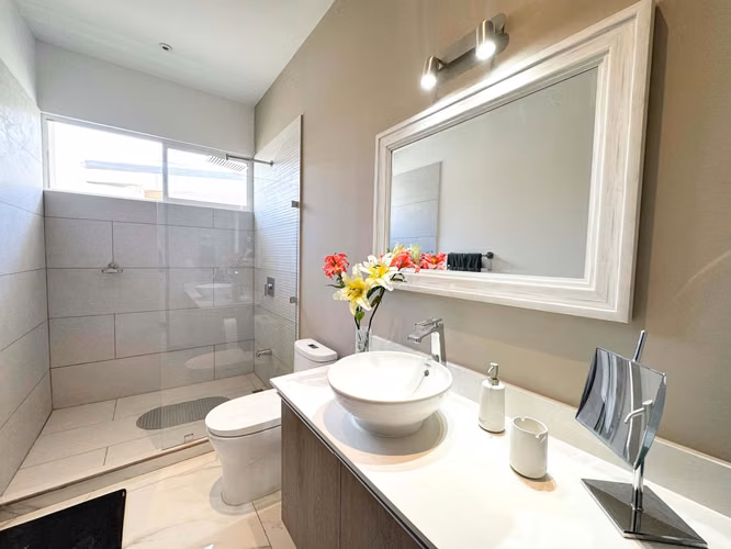 ALQUILER/VENTA DE CASA NUEVA EN GUACHIPELIN
