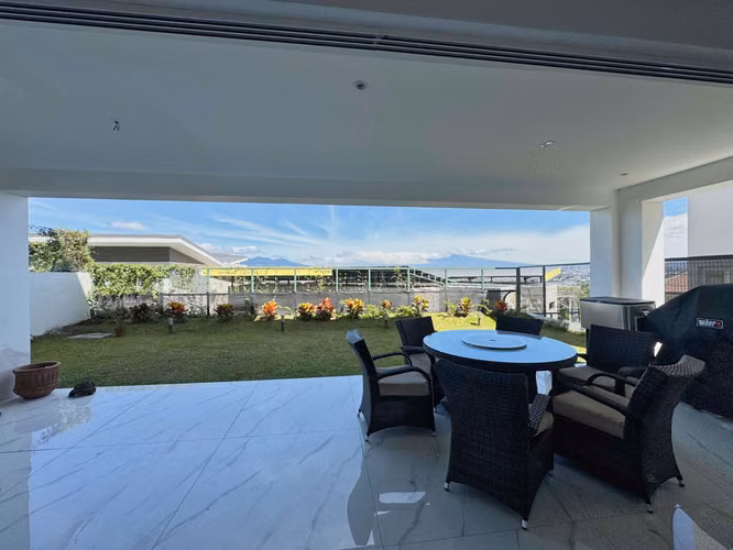 ALQUILER/VENTA DE CASA NUEVA EN GUACHIPELIN