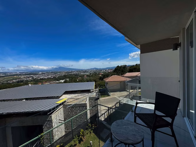 ALQUILER/VENTA DE CASA NUEVA EN GUACHIPELIN