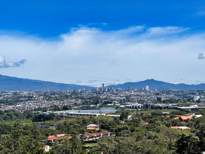 ALQUILER/VENTA DE CASA NUEVA EN GUACHIPELIN