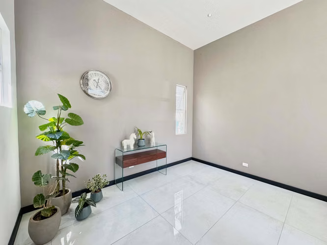 ALQUILER/VENTA DE CASA NUEVA EN GUACHIPELIN