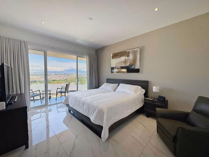 ALQUILER/VENTA DE CASA NUEVA EN GUACHIPELIN