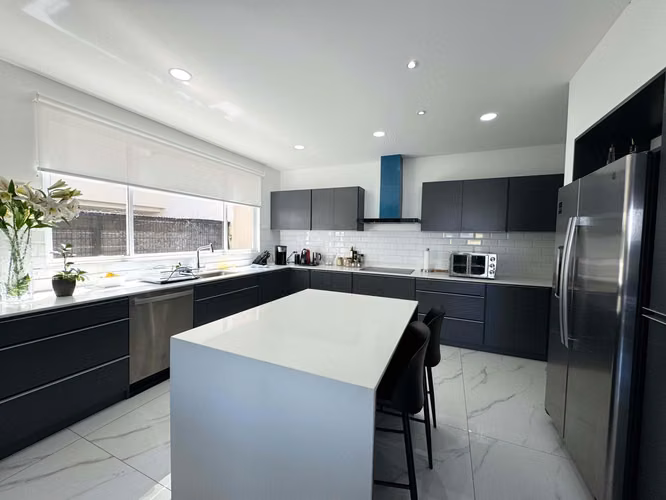 ALQUILER/VENTA DE CASA NUEVA EN GUACHIPELIN