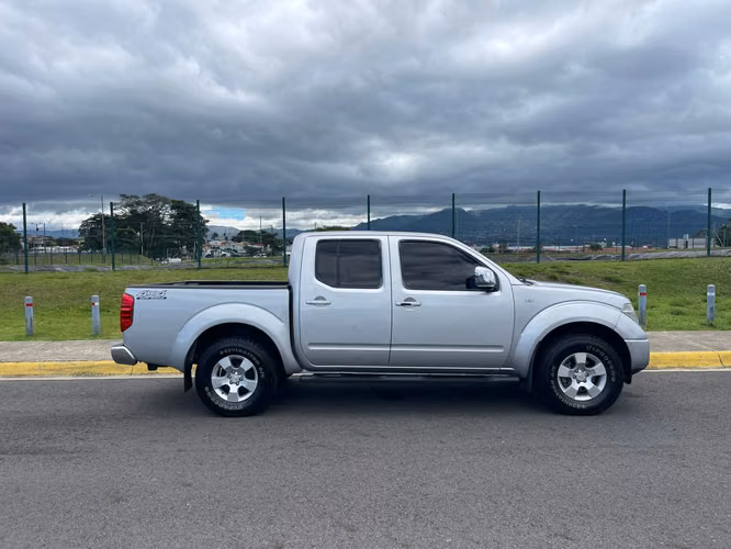 NISSAN NAVARA LE 2012