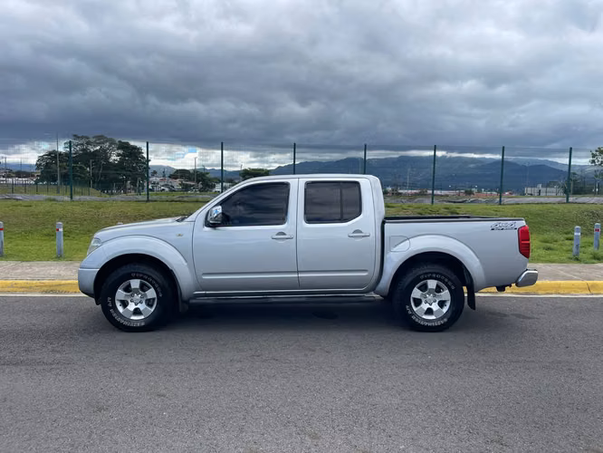 NISSAN NAVARA LE 2012