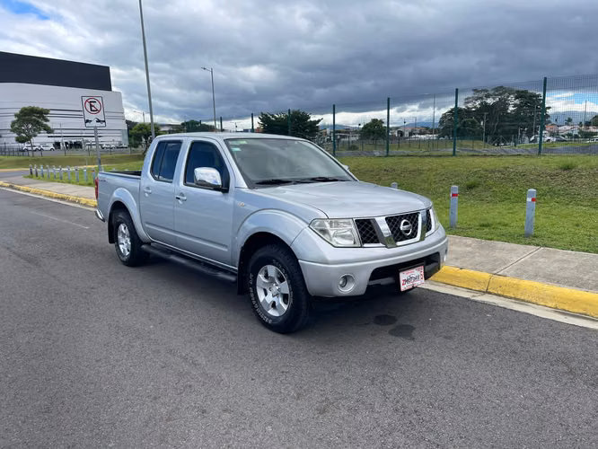 NISSAN NAVARA LE 2012
