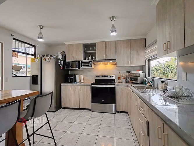 Venta de casa con uso de suelo mixto, Escazú, San Rafael.
