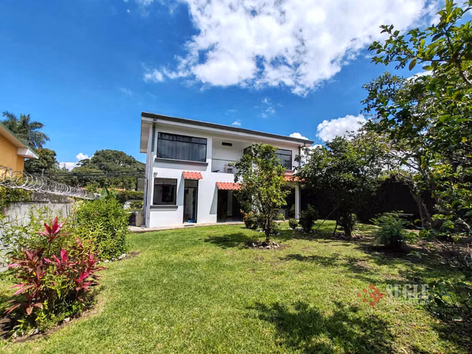 Venta de casa con uso de suelo mixto, Escazú, San Rafael.