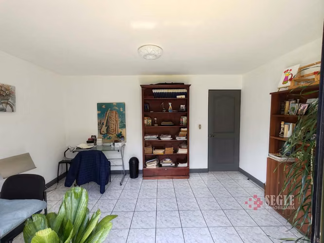Venta de casa con uso de suelo mixto, Escazú, San Rafael.