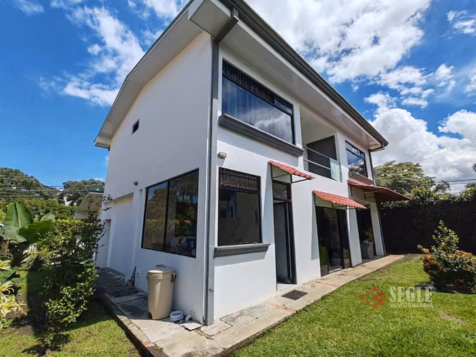 Venta de casa con uso de suelo mixto, Escazú, San Rafael.