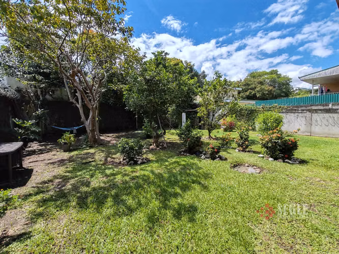 Venta de casa con uso de suelo mixto, Escazú, San Rafael.