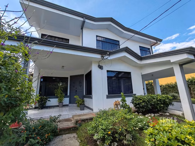 Venta de casa con uso de suelo mixto, Escazú, San Rafael.