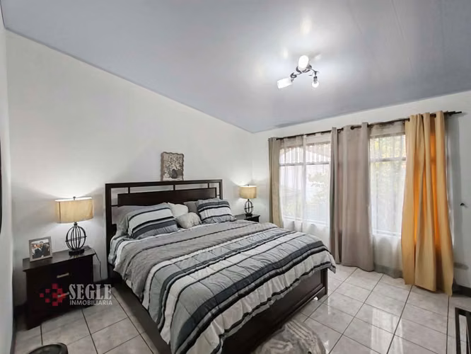 Venta de casa con uso de suelo mixto, Escazú, San Rafael.