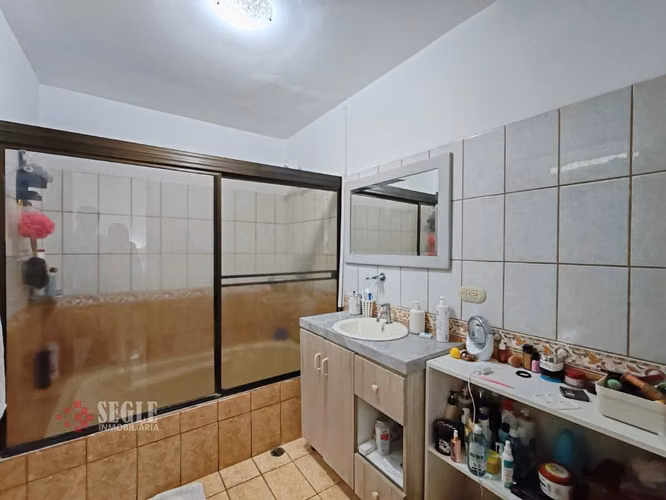 Venta de casa con uso de suelo mixto, Escazú, San Rafael.