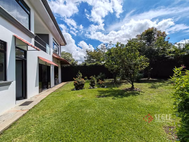 Venta de casa con uso de suelo mixto, Escazú, San Rafael.