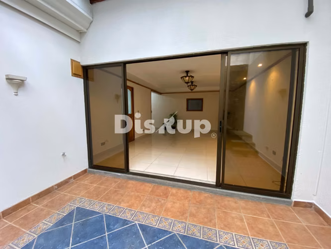 Venta de amplia casa de 4 hab. 3 parqueos. Guayabos, Curridabat