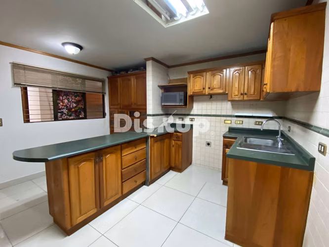 Venta de amplia casa de 4 hab. 3 parqueos. Guayabos, Curridabat