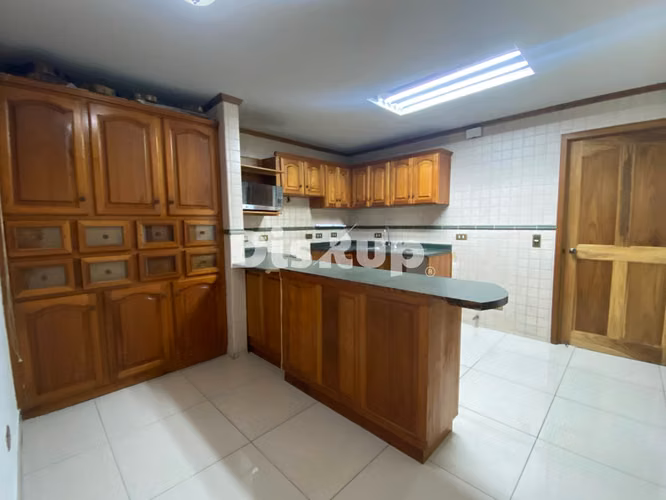 Venta de amplia casa de 4 hab. 3 parqueos. Guayabos, Curridabat