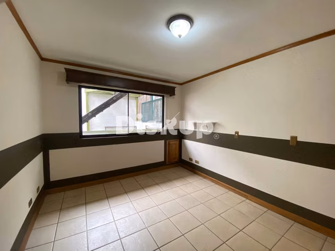 Venta de amplia casa de 4 hab. 3 parqueos. Guayabos, Curridabat