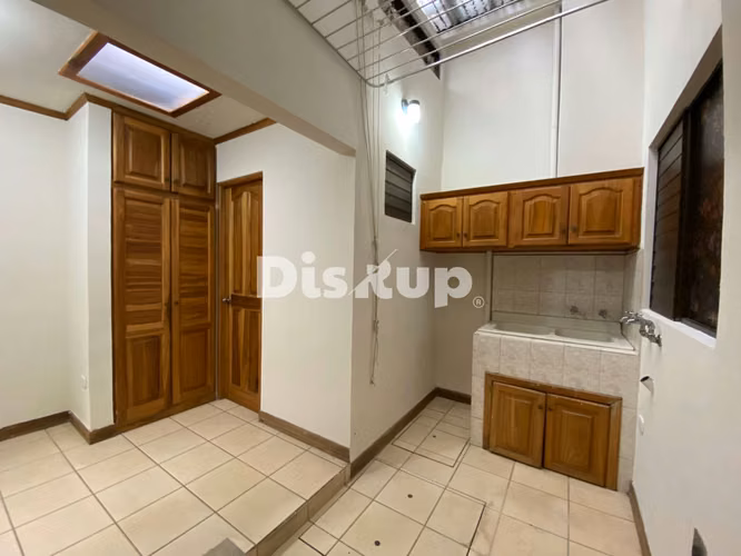 Venta de amplia casa de 4 hab. 3 parqueos. Guayabos, Curridabat