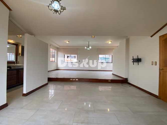 Venta de amplia casa de 4 hab. 3 parqueos. Guayabos, Curridabat