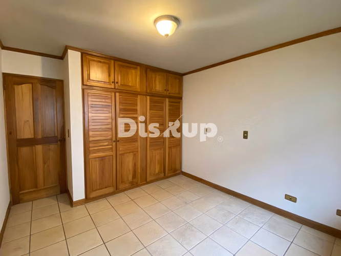 Venta de amplia casa de 4 hab. 3 parqueos. Guayabos, Curridabat
