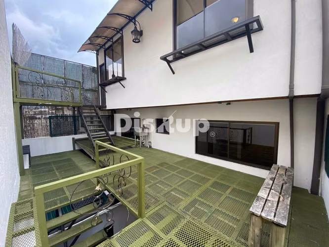 Venta de amplia casa de 4 hab. 3 parqueos. Guayabos, Curridabat