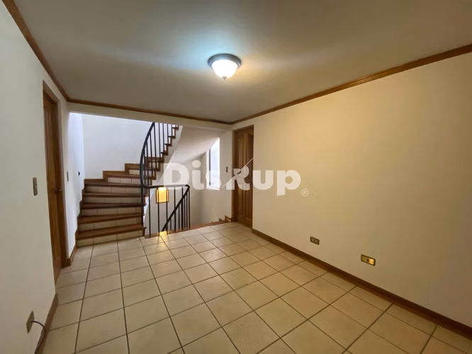 Venta de amplia casa de 4 hab. 3 parqueos. Guayabos, Curridabat